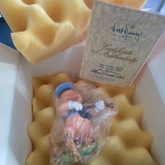 Walt Disney 3 Little Pigs 60th Anniversary Pig Playing Fiddle w/ COA, IOB - Picture 2 of 11